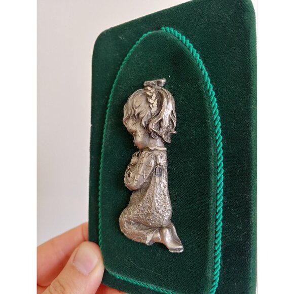 1960s praying children, Italian pewter on emerald green velvet - Picture 10 of 10